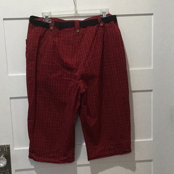 White stag peddle pusher style shorts. - Picture 2 of 3